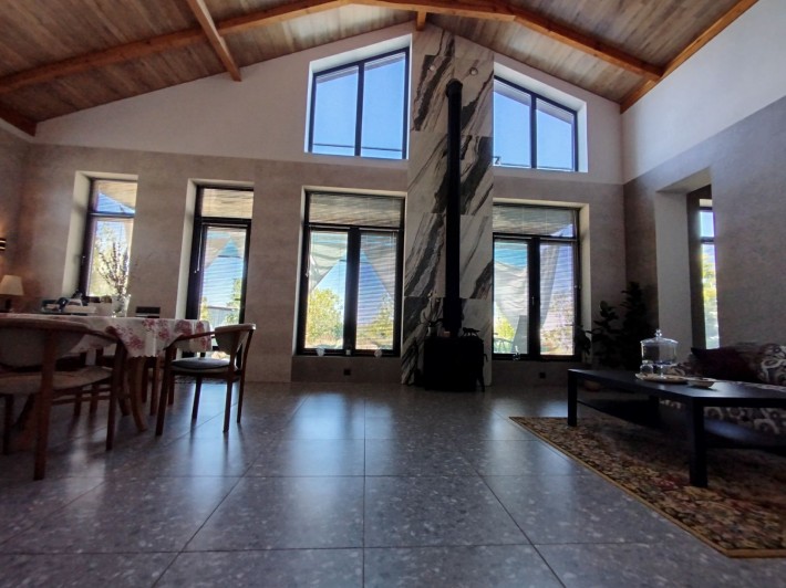 Сучасний будинок з дизайнерським оздобленням в смт Таїрове - фото 1