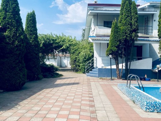 Дім з басейном та великим садом Санжейка