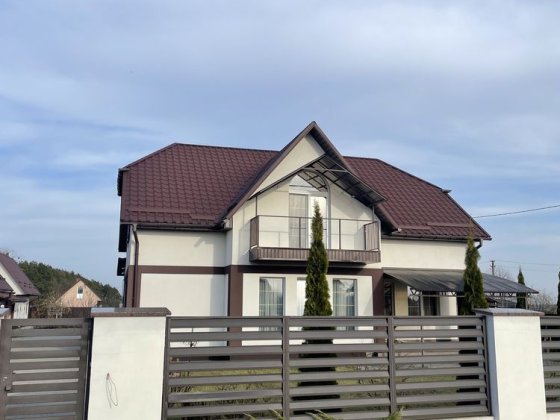 Стильний будинок з ремонтом,банею,гаражем та великою ділянкою. Рівне