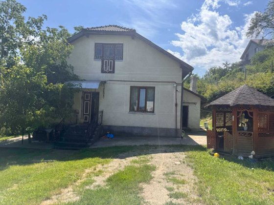 Будинок з ремонтом та ділянкою 50 соток Чортків