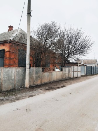 Продам дом в  центре Новой Водолаге с огромным торгом - фото 1