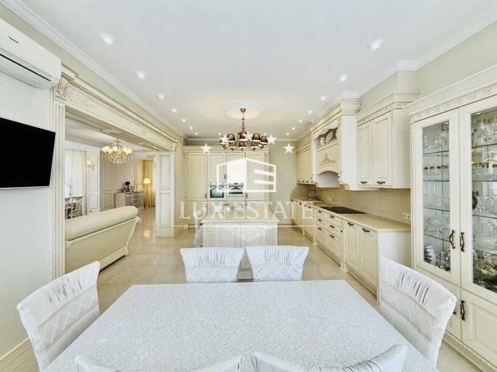 Продажа дома с бассейном с новым ремонтом в стиле "Нео-классика" - фото 1