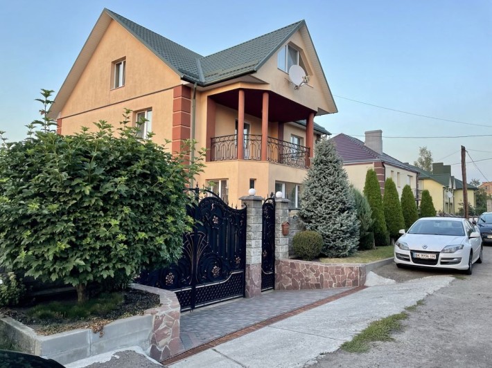 Продам будинок з гаражем та ділянкою 10 сот - фото 1