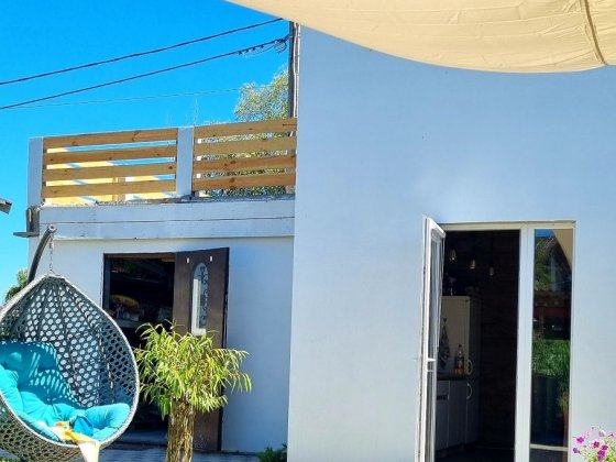 Двоповерховий будинок біля річки в м. Черкаси Черкаси