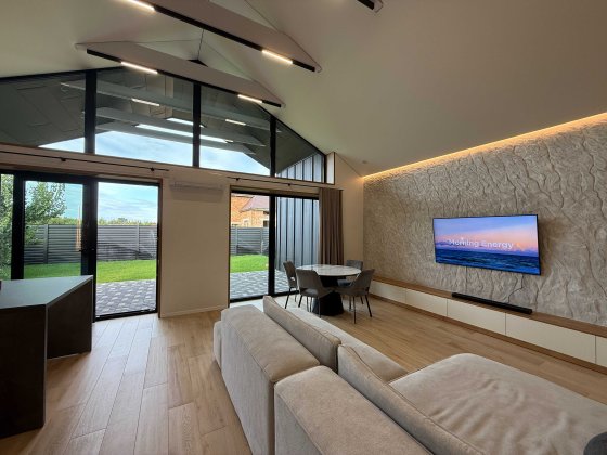 Будинок з ідеальним газоном та класним новим ремонтом Черкассы