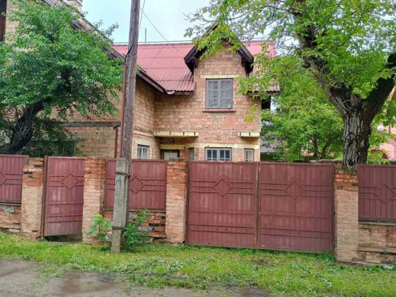 Частина будинку по вул. ІВАСЮКА (з двором і гаражем) Черновцы
