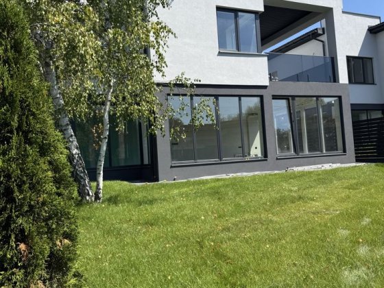 Продаж великого нового будинку в місті з центр комунікаціями Ужгород