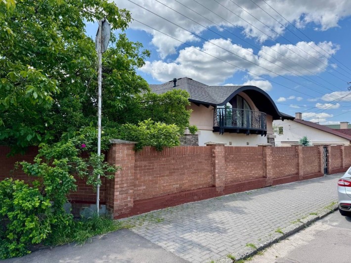 Продам будинок з гаражем  в топовій локації у м. Рівне! - фото 1