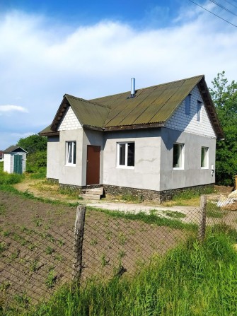 Гарний будиночок біля лісу. - фото 1