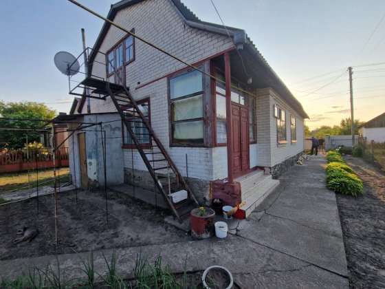 Продається частина житлового будинку з надвірними спорудами Мошны