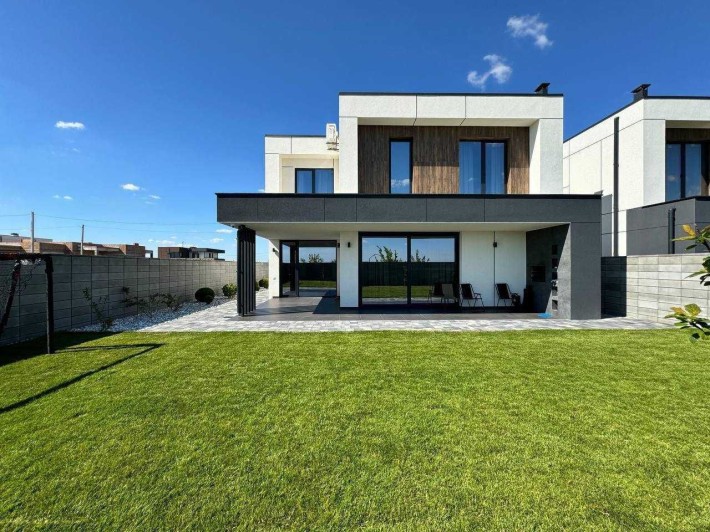 Продаж ексклюзивного будинку з дизайнерським ремонтом - фото 1