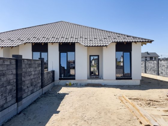 Затишний котедж на дві сім'ї, район Макарова. Власна ділянка 5 сот. Рівне