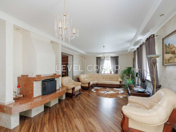 Будинок у Києві з гарним ремонтом, Воскресенські сади Київ