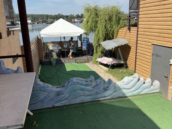 Продам двоповерховий будинок з гаражем для катера  на причалі Черкаси