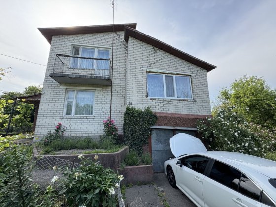 Продаж приватного трьохповерхового будинку в центрі Мена