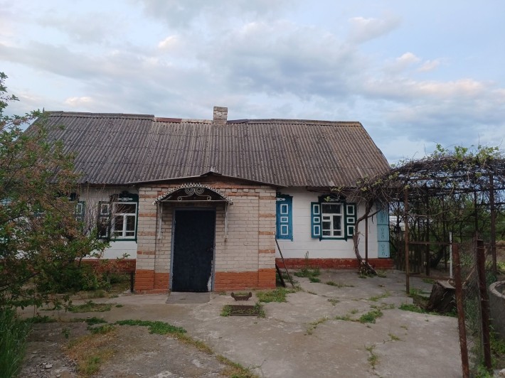Продаётся дом в селе Разумовка 8 км от Запорожья. Торг. - фото 1