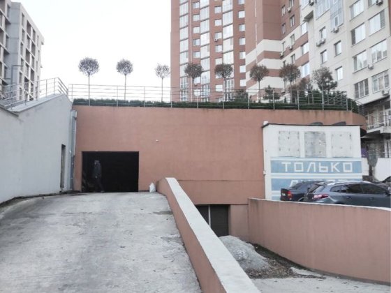 Продам парко место  в  центе  район К 12  Женева низ Проспекта Поля Днепр