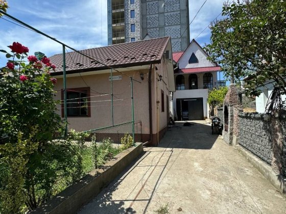 Продається 1/2 будинку в парковій зоні міста Черновцы