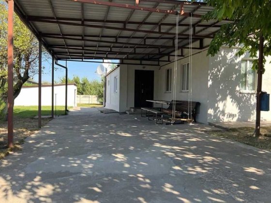 Будинок з великою ділянкою з виходом до річки Дніпро