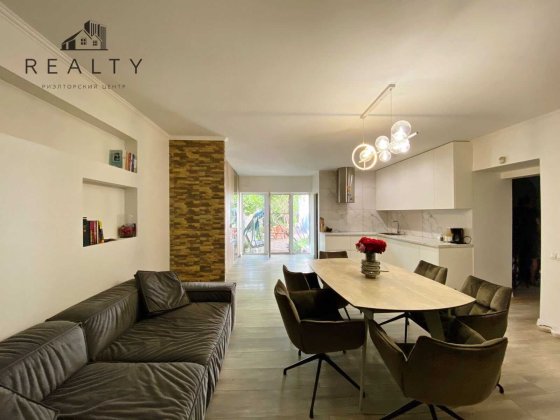 Продаж двоповерхового будинку з гаражем (22-386-094)