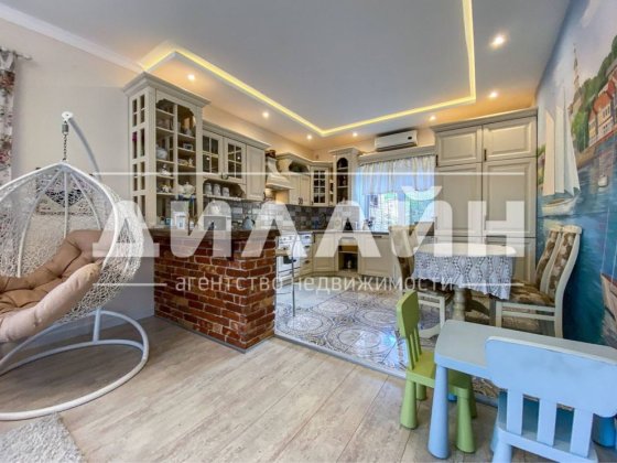 Казковий одноповерховий будинок з ландшафтним дизайном