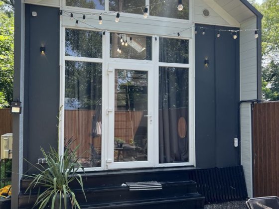 Продам уютный современный дом у воды, центр города