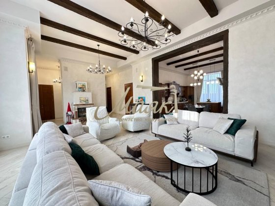 Крутий будинок з новим ремонтом в тихому місці.