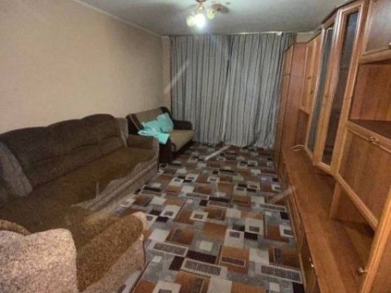 Сдам двухкомнатную крупногабаритную квартиру долгосрочно.