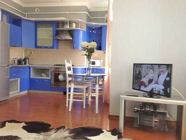 Оренда ПРОСТОРОЇ СУЧАСНОЇ 2х кімн., 80м2, ГОЛОВНА-Комарова, свій котел - фото 1