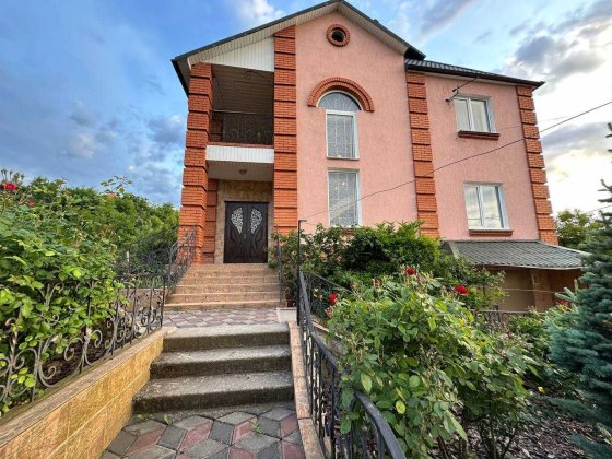 Довгострокова оренда двоповерхового будинку