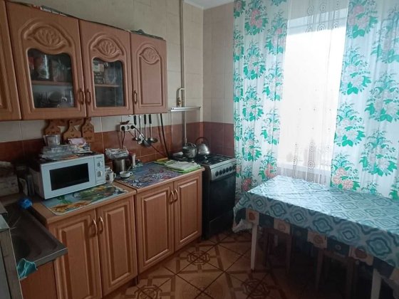 вул.Райдужна № 7. Сусідка по квартирі-одна, мила жіночка. Є весь посуд Київ