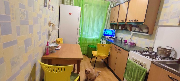 Сдам 1 комнату в 2к квартире на Коммунаре проживание с хозяйкой - фото 1