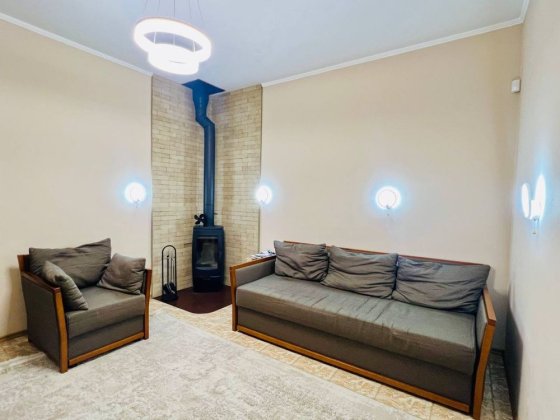 Здам на тривалий період квартиру в приватному будинку в центрі міста