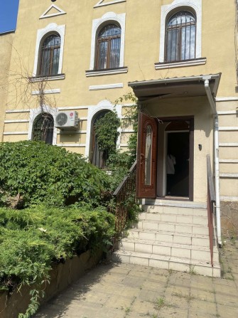 Сдам дом в центре города 4 к + кухня студия, ремонт, гараж 2 авто! - фото 1