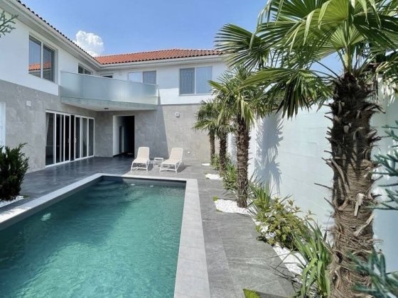 Аренда дома с бассейном в Совиньоне Одесса