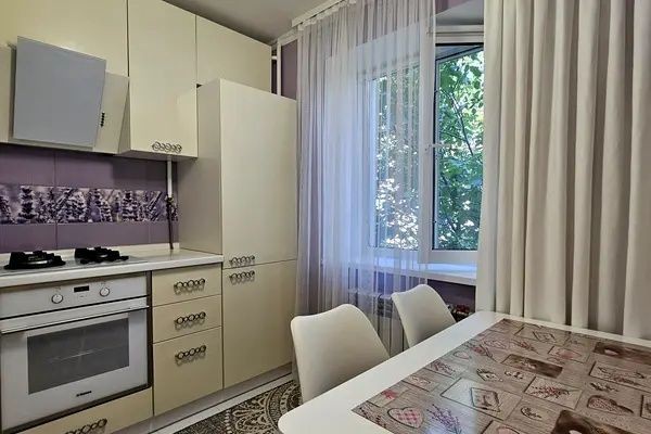 Сдам 2 ком квартиру в центре - фото 1