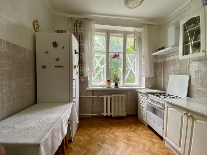 Продаж 2 кімната квартира Сталінка в центрі міста, урядовий квартал по вул. Пилипа Орлика 24/1. - фото 1