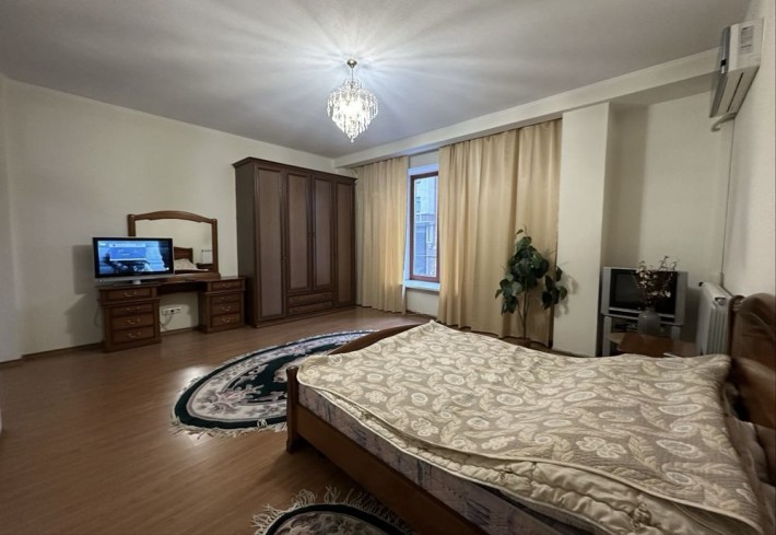 Реальная евродвущка в Центре, Ярослава Мудрого, Университет - фото 1