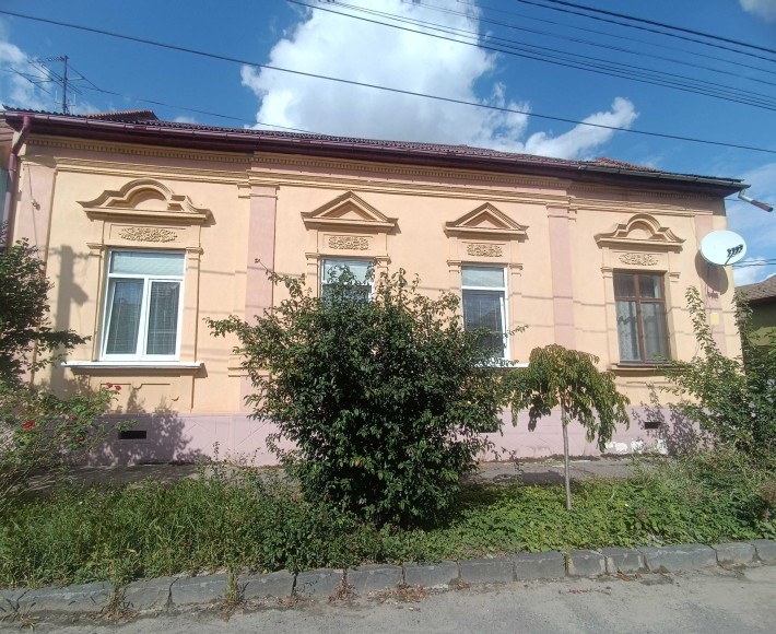 КВАРТИРА:94кв.м,ЦЕНТР,ІСТОРИЧНА ЗАБУДОВА,відмінний стан,підвал 45кв.м. - фото 1