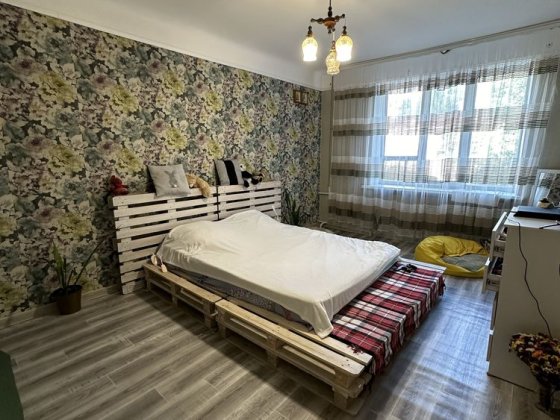 Продам 3-комн Сталинку Центр  YANOVA Каменское