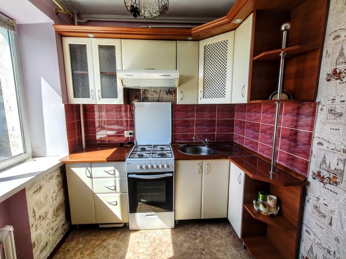 Сонячна двокімнатна квартира з меблями та технікою. - фото 1