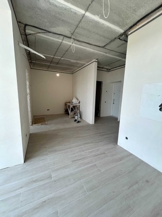 Велика однокімнатна квартра з частковим ремонтом мінімальне оформлення - фото 1