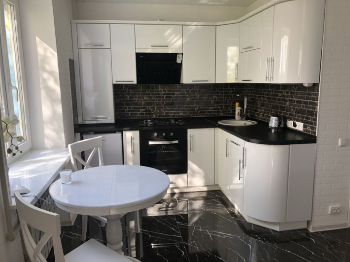 Продам однокімнату квартиру в м.Ізюм шикарний ремонт ! - фото 1