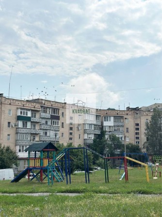 Продам простору 3-кімнатну квартиру на мікрорайоні - фото 1