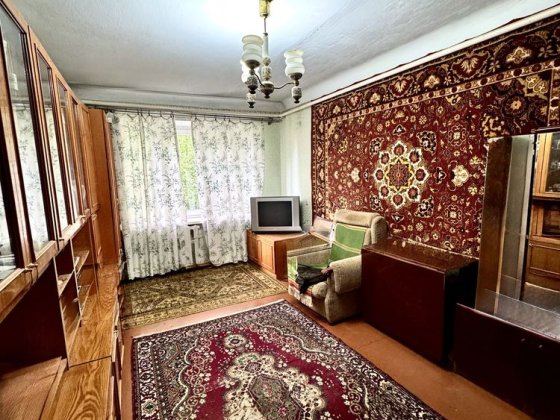 Продаж 3 х кім .кв . 1/5 + гараж в дворі, ідівідуальне опалення, центр Конотоп