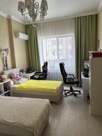 Продам трехкомнатную квартиру с евроремонтом в Черноморске - фото 1