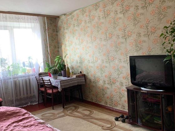 Продаю 3 кімнатну  велику чешку на 3му поверсі (військове містечко) Коростень