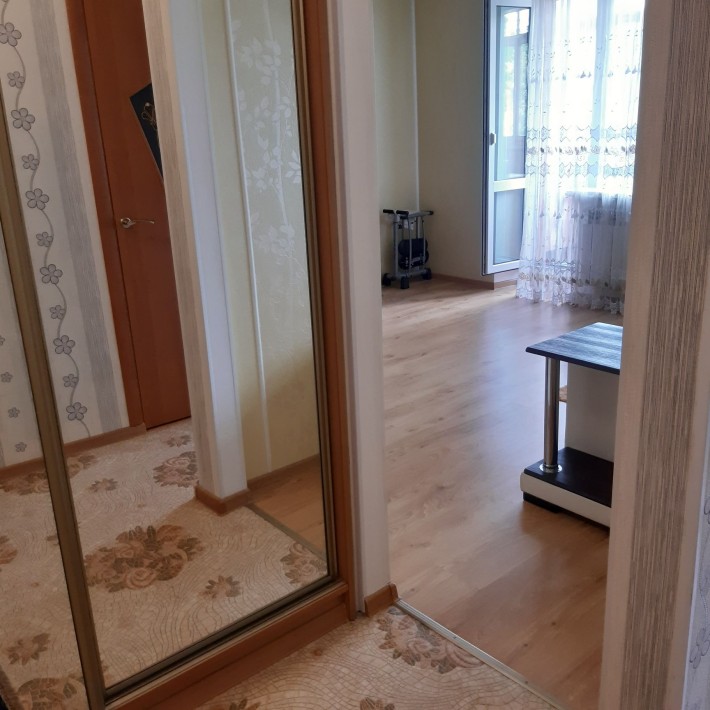 Продам 1 к. приват..к-ру , 2 эт. пл.34,3 /19  м2 кух.5 ,7м2 - фото 1