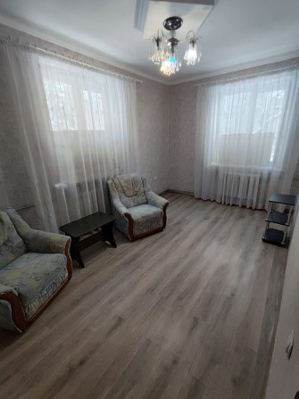 Продам 2-х комнатную квартиру в центре - фото 1