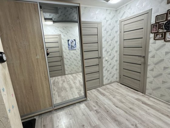 Продам 4-х кімнатну квартиру на 4 -му мікрорайоні Лозовая